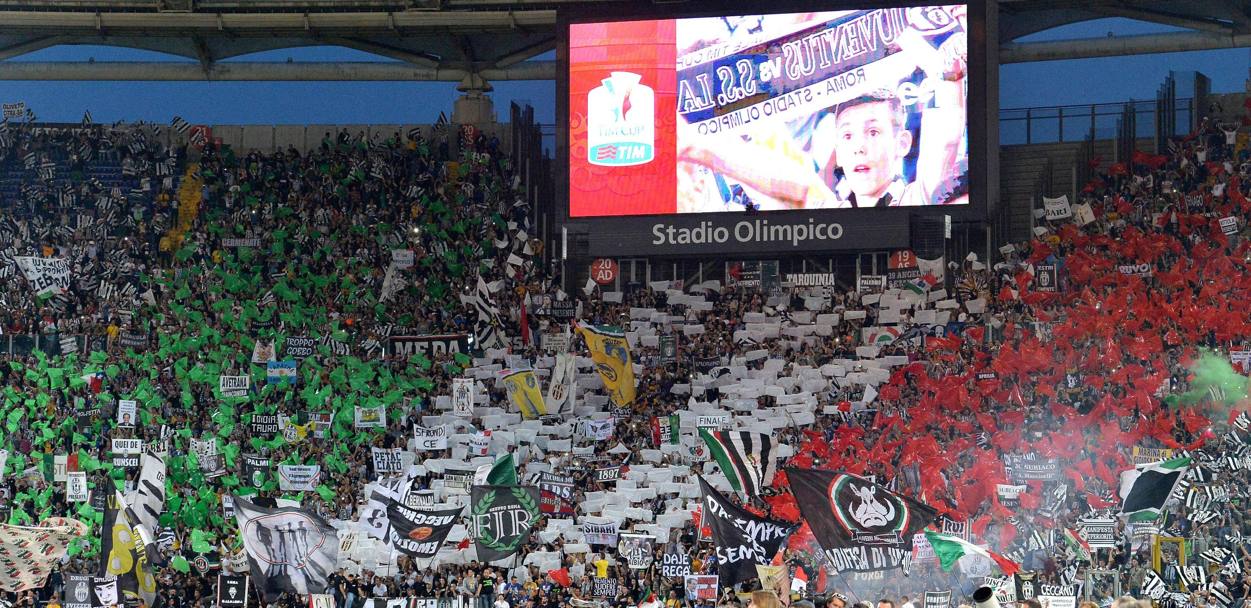La coreografia tricolore dei tifosi della Juventus, presenti all&#39;interno della Curva Sud dell&#39;Olimpico. Ansa